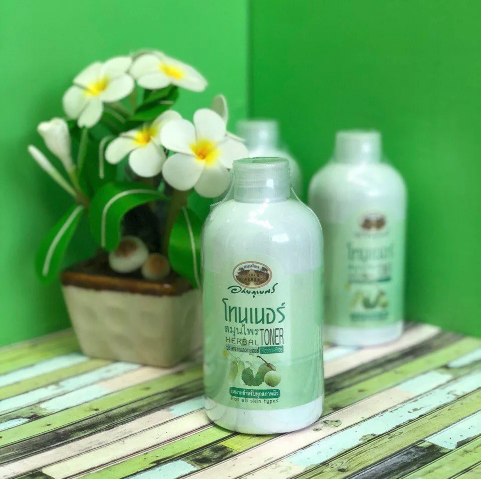 Купить растительный лифтинг тоник из Тайланда для омоложения кожи лица и шеи Abhai Herb в Москве.