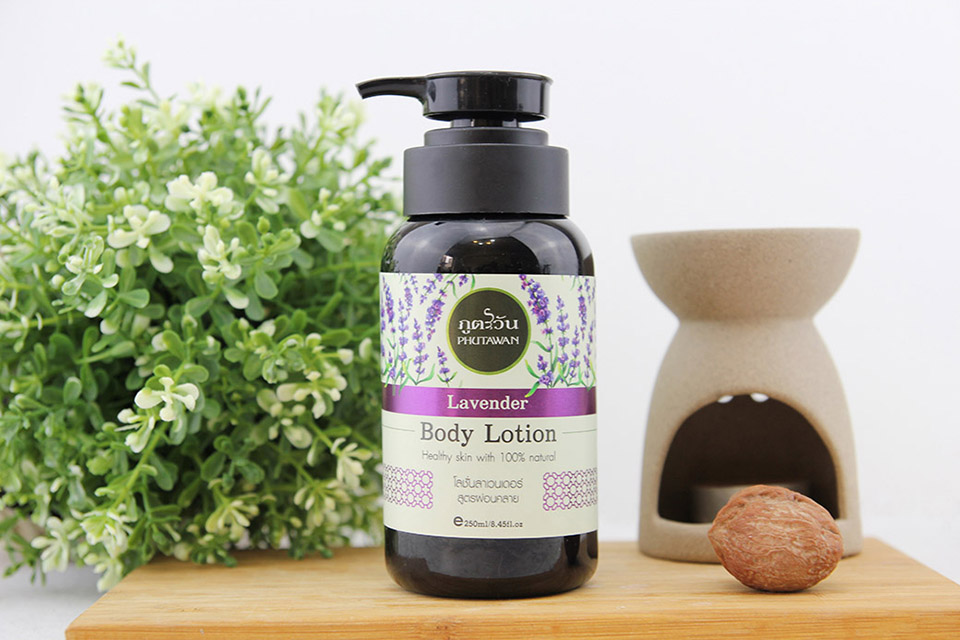 Натуральный расслабляющий и успокаивающий лосьон для тела Лаванда Phutawan Body Lotion Lavender 250 мл. Таиланд Phutawan Body Lotion Lavender 250 ml. Thailand 100% Original Product from Thailand MADE IN THAILAND