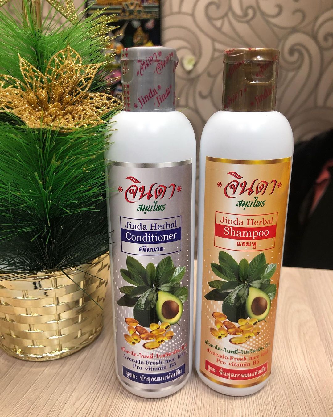 ТАЙСКИЙ ШАМПУНЬ JINDA. Натуральный травяной лечебный шампунь из Тайланда с Авокадо Jinda Herb avocado-fresh mee leaf pro vitamin b5 shampoo 250 мл.